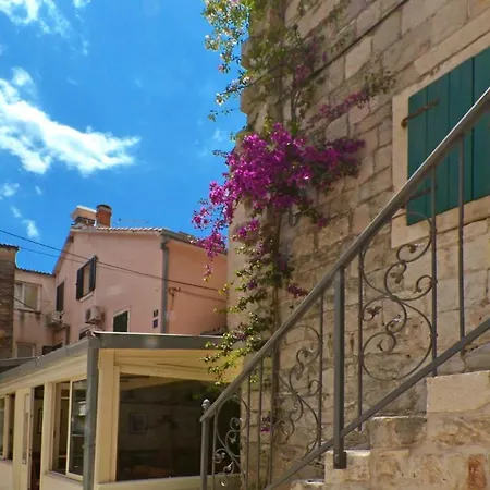 Old Town شقة